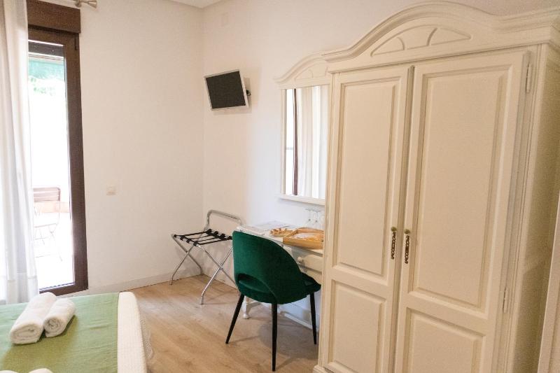 Double Room with Terrace image 4