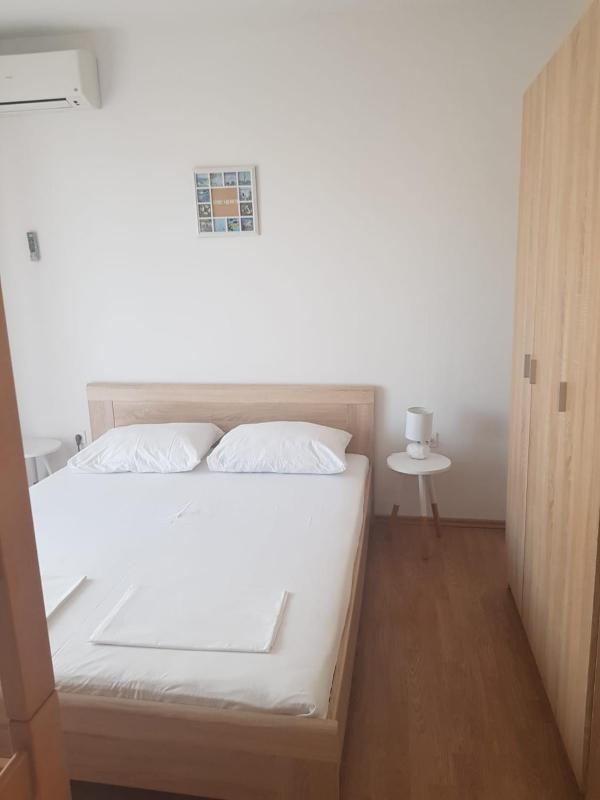 One-Bedroom Apartment with Terrace and Sea View image 4