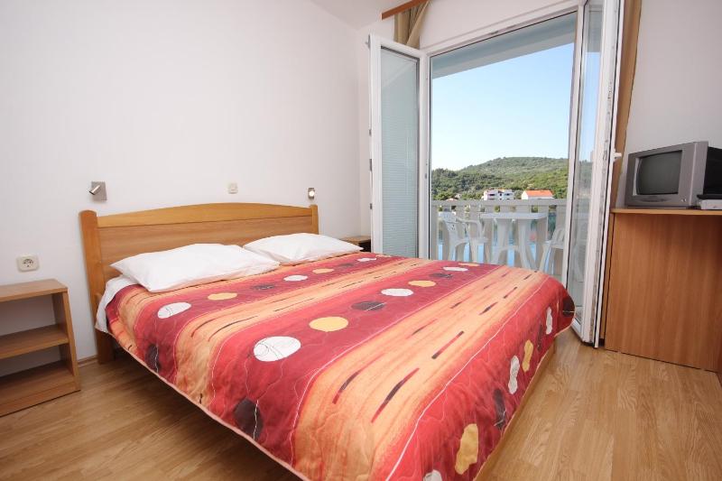 Double Room with Balcony and Sea View image 1