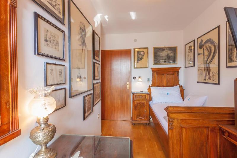 Single Room image 3