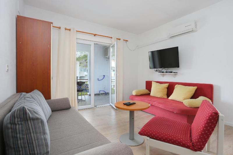 One-Bedroom Apartment with Terrace and Sea View image 1