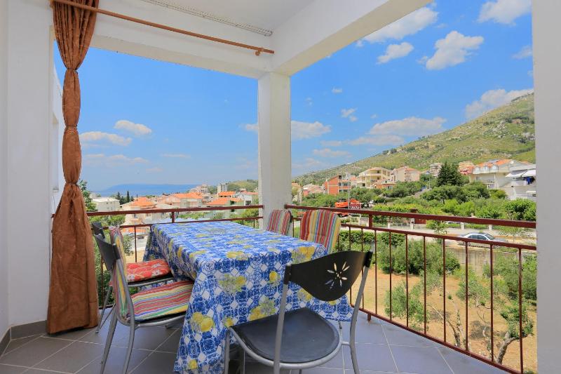One-Bedroom Apartment with Terrace and Sea View image 4