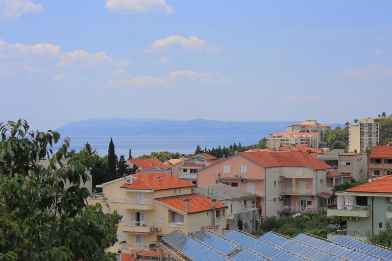 One-Bedroom Apartment with Balcony and Sea View image 3