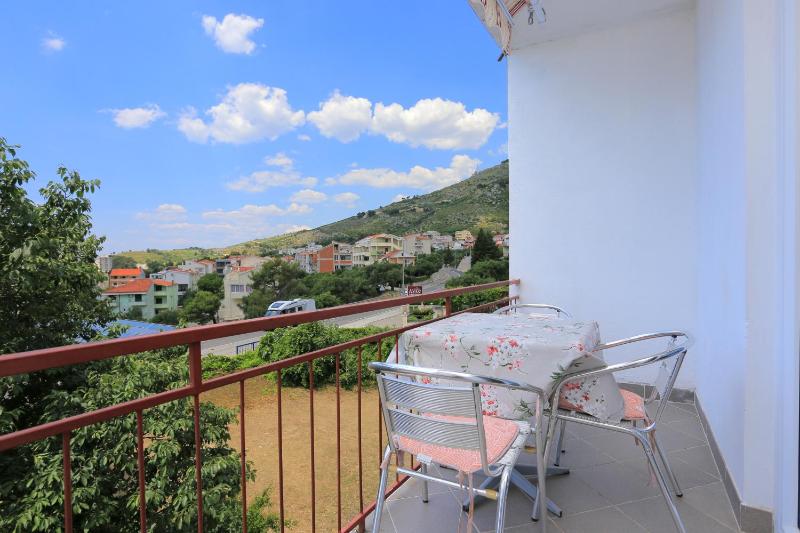 One-Bedroom Apartment with Balcony and Sea View image 4