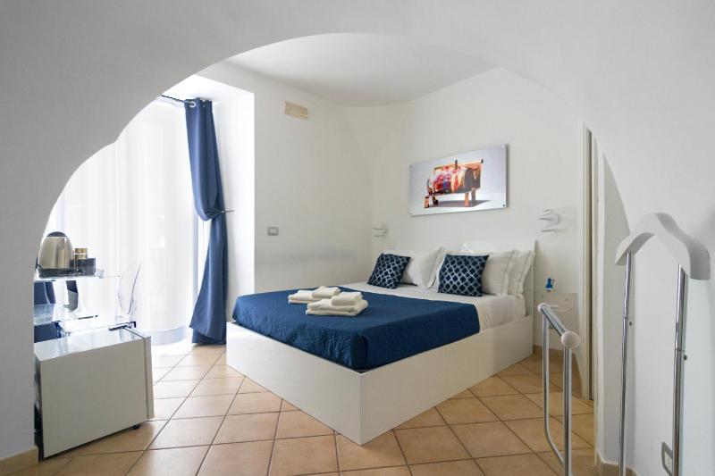 Double Room with Balcony image 3
