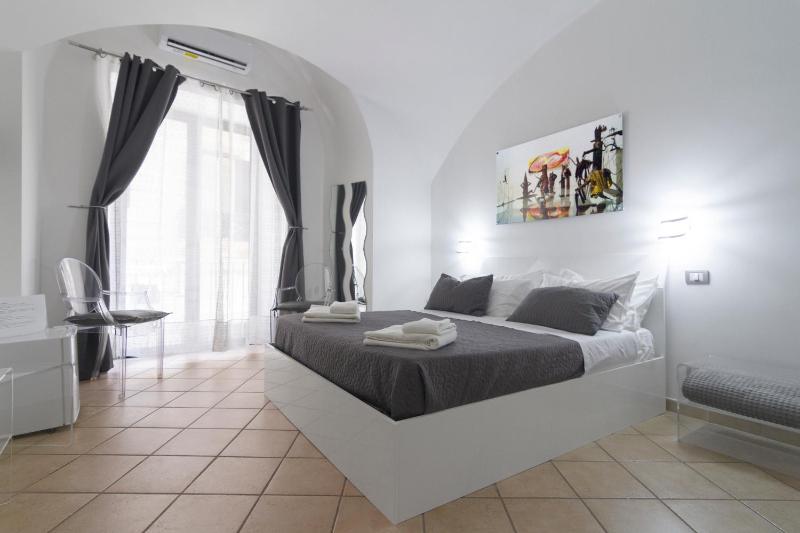 Superior Double Room with Balcony image 4