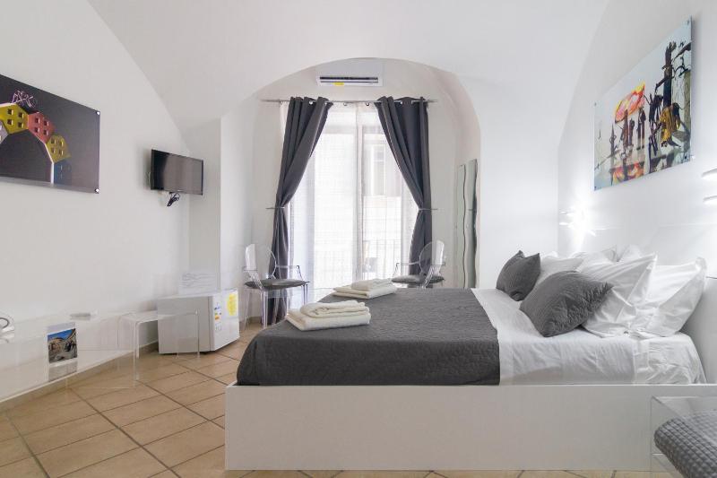 Superior Double Room with Balcony image 3