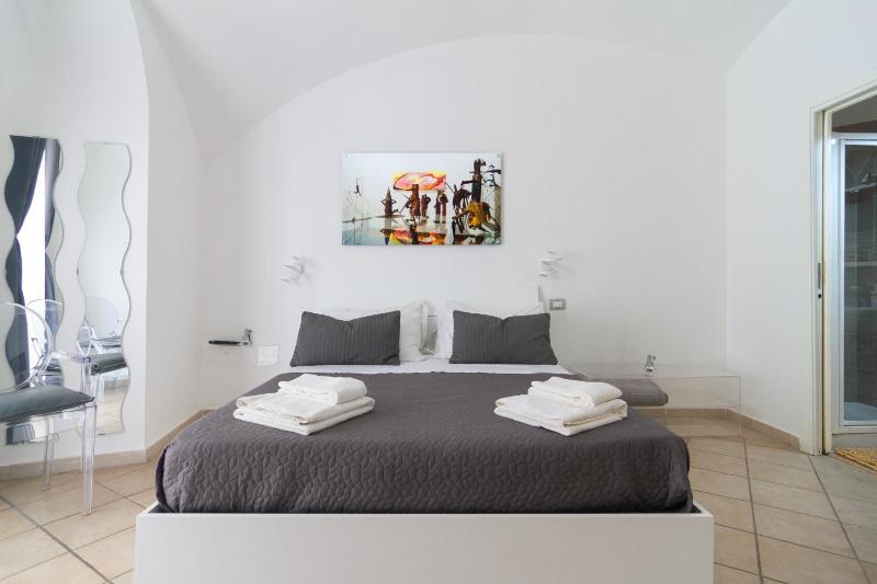 Superior Double Room with Balcony image 2