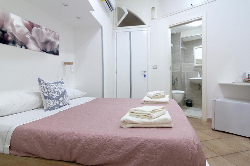 Economy Double Room image 1