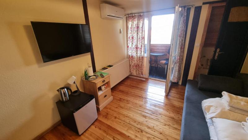 Classic Double Room image 3