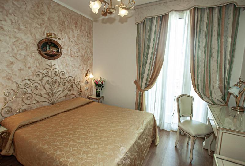 Deluxe Double Room with Balcony and Lagoon View image 1