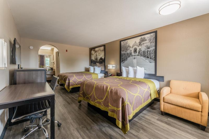 Queen Room with Two Queen Beds - Non-Smoking image 2