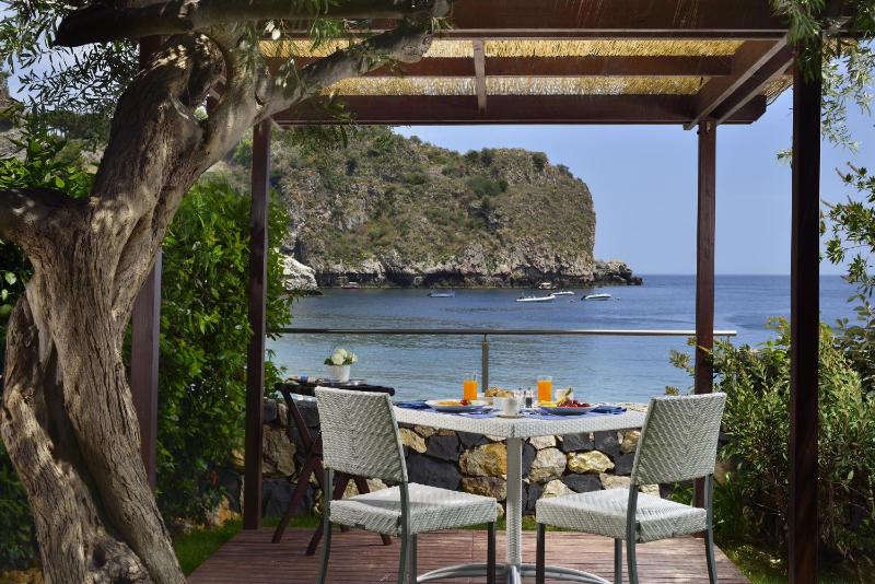 Superior Double Room with Hot Tub and Sea View image 4