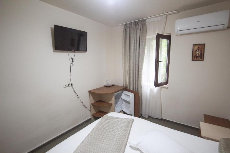 Deluxe Double Room (2 Adults + 1 Child) image 3