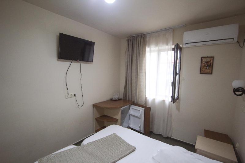 Twin Room image 4
