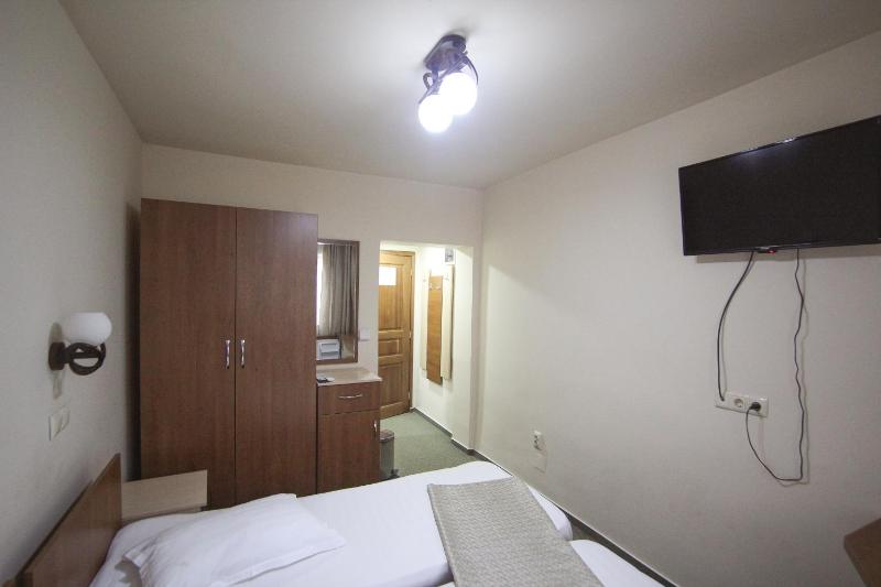 Twin Room image 3