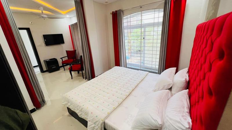 Deluxe Double or Twin Room image 3