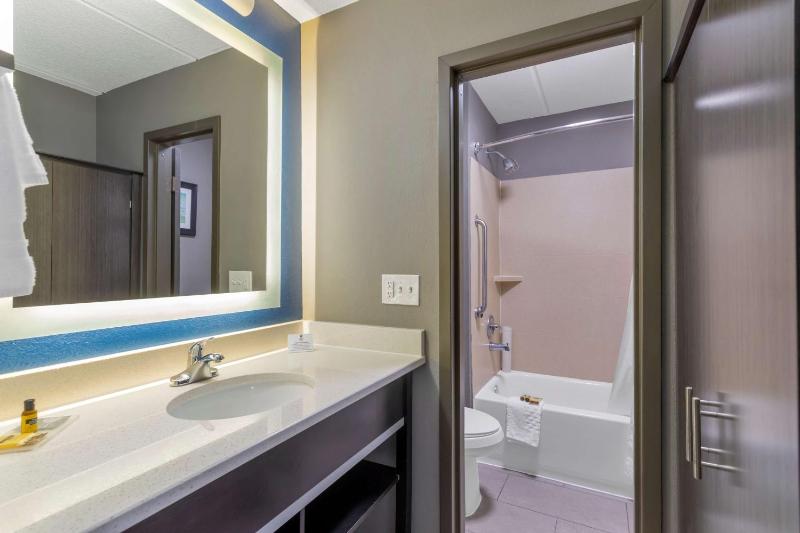 Queen Room with Two Queen Beds image 3