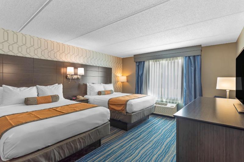 Queen Suite with Two Queen Beds and Sofa Bed - Exterior Entrance/First Floor image 4