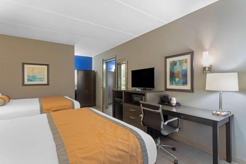Queen Suite with Two Queen Beds and Sofa Bed - Exterior Entrance/First Floor image 3