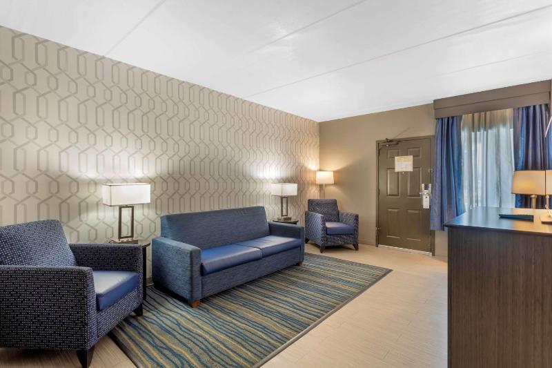 Queen Suite with Two Queen Beds and Sofa Bed - Exterior Entrance/First Floor image 4