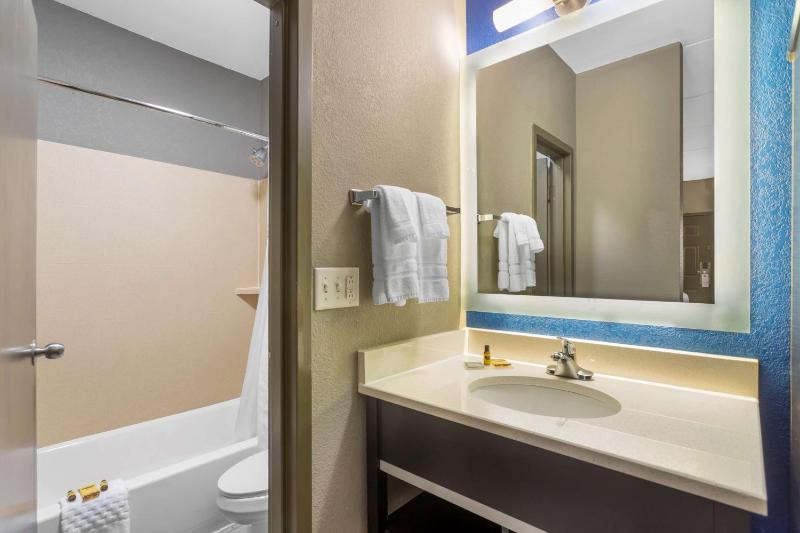 Queen Suite with Two Queen Beds and Sofa Bed - Exterior Entrance/First Floor image 2