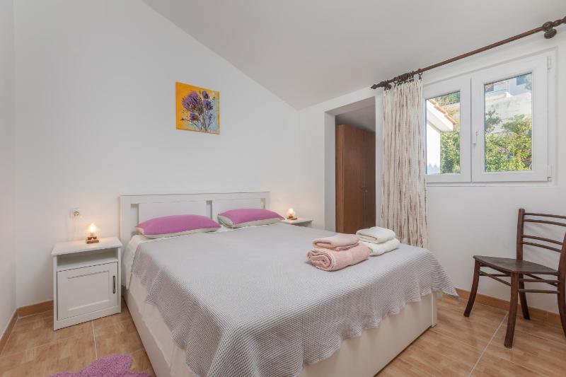 Three-Bedroom Apartment with Terrace and Sea View image 1