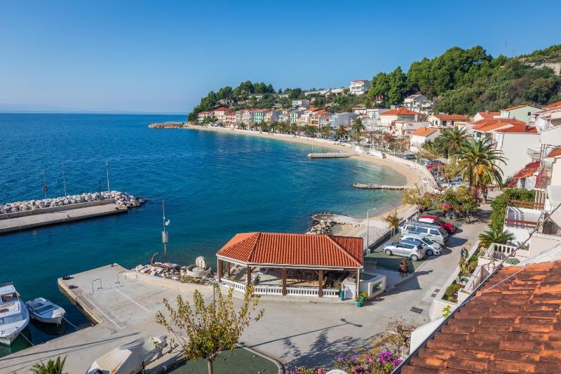 Three-Bedroom Apartment with Terrace and Sea View image 4