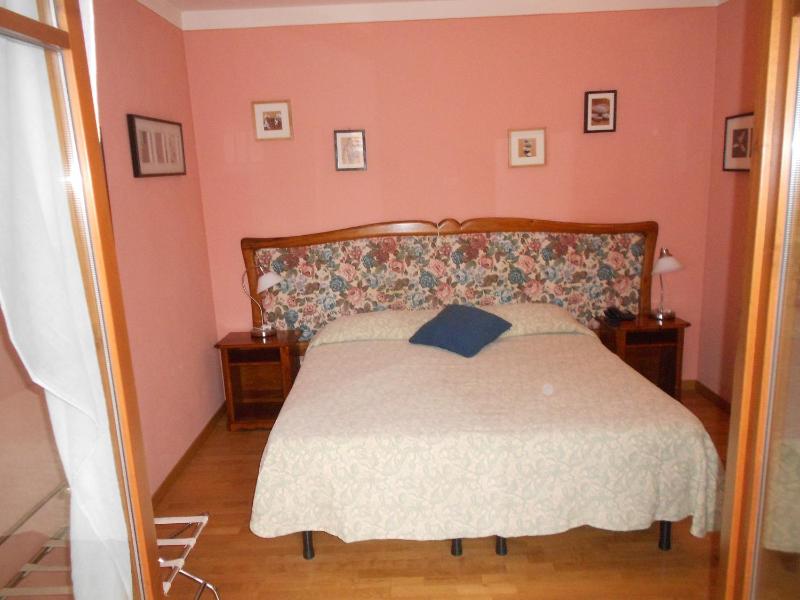 Twin Room image 3