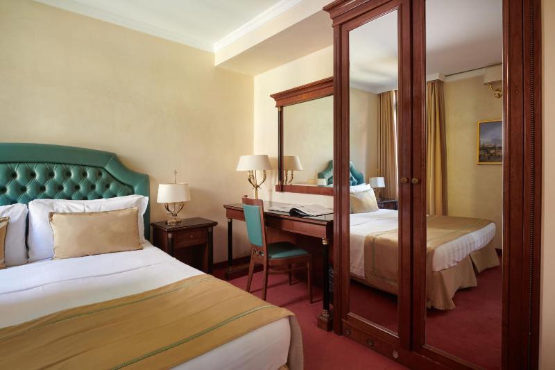Classic Double Room image 3