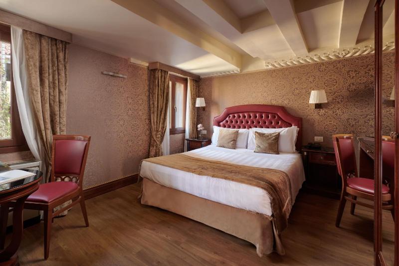 Classic Double Room image 4
