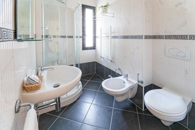 Triple Room with Balcony image 3