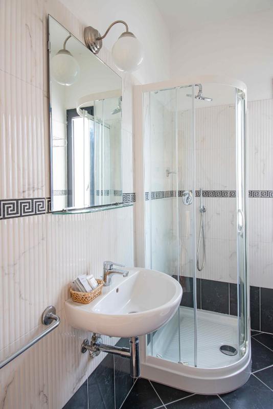 Triple Room with Balcony image 4