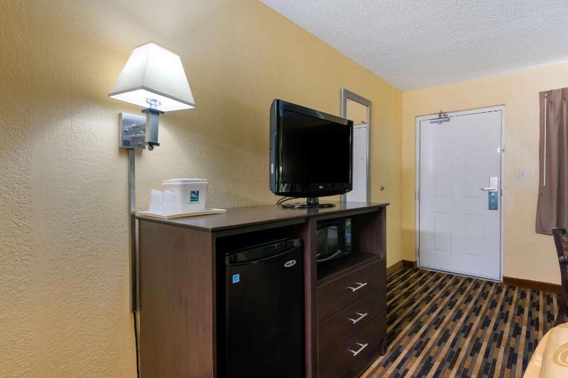 Queen Room - Non-Smoking image 4