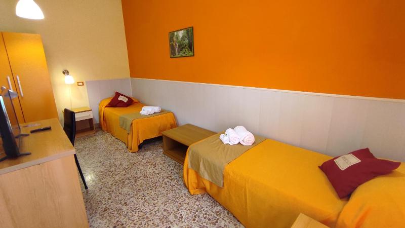 Twin Room image 4
