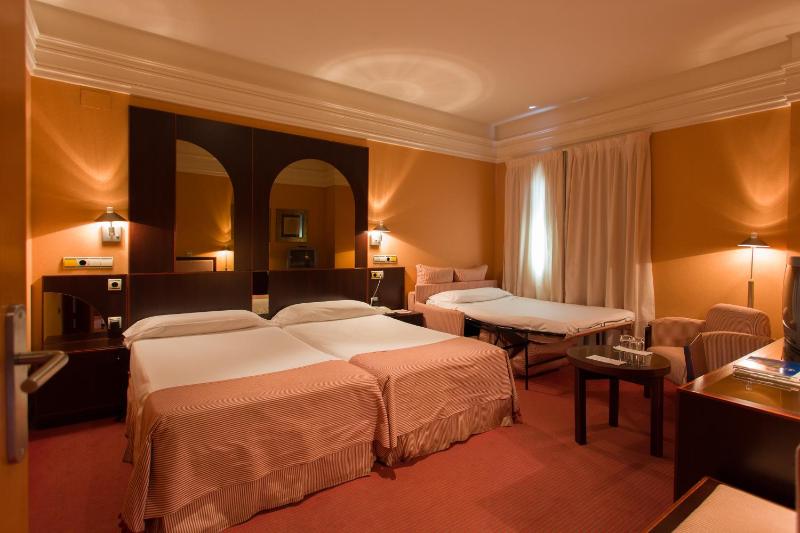 Double Room with Extra Bed image 4