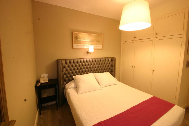 Standard Double or Twin Room image 2