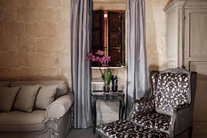Queen Room image 2