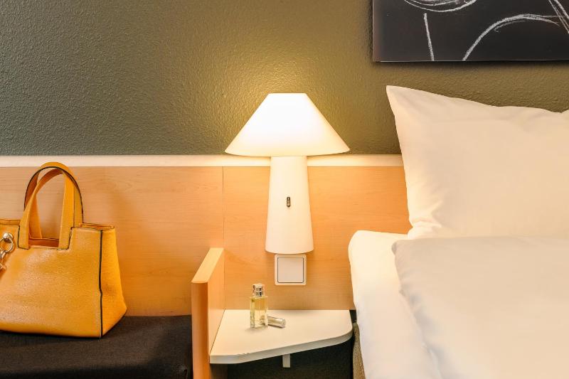 Standard Twin Room image 4