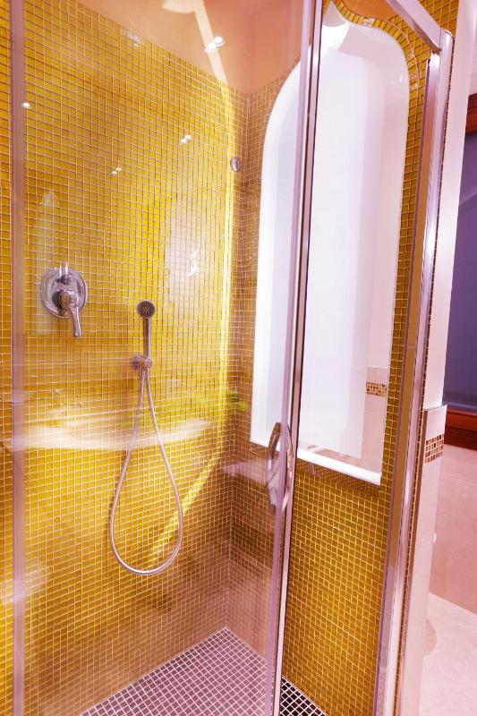 Deluxe Double Room with Canal View image 4