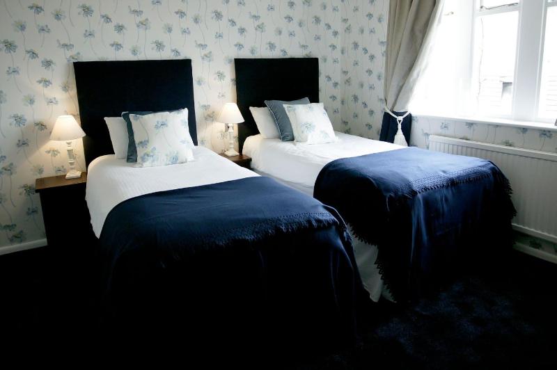 Classic Twin Room image 3