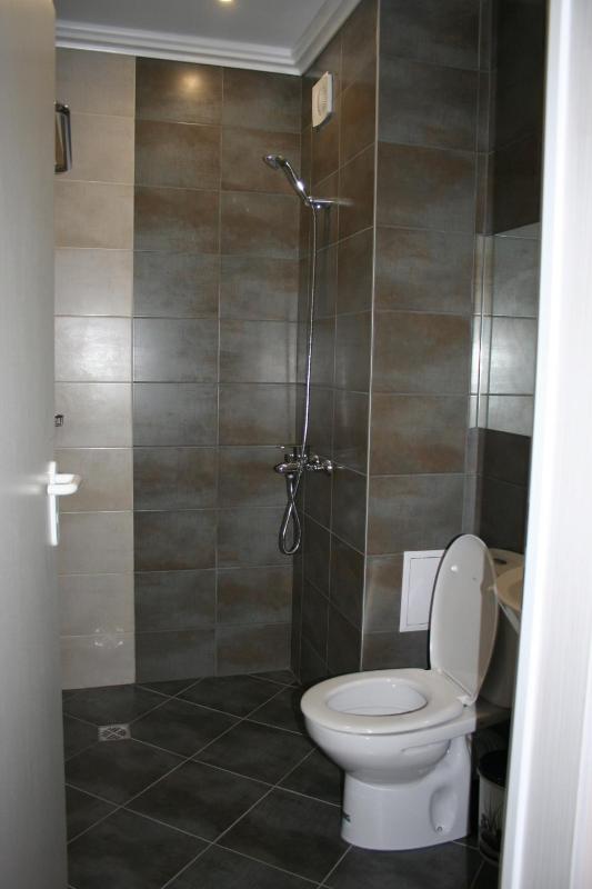 Large Twin Room with City View image 3