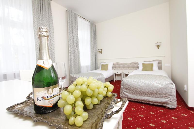 Double Room with Garden View image 3