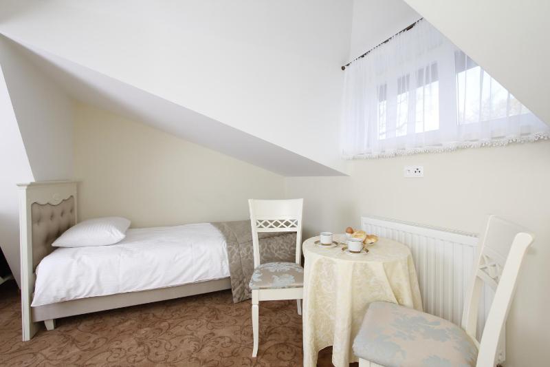 Twin Room image 2
