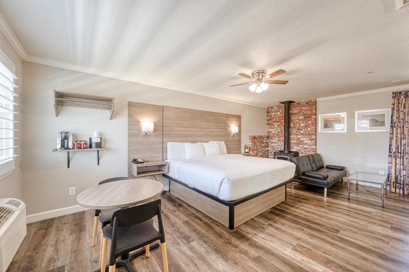 Deluxe King Suite image 4
