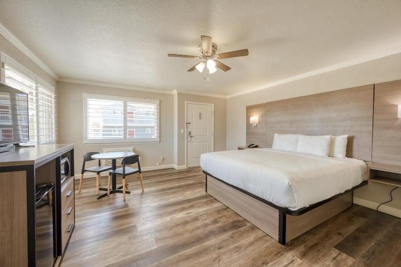 King Room - Non-Smoking image 2