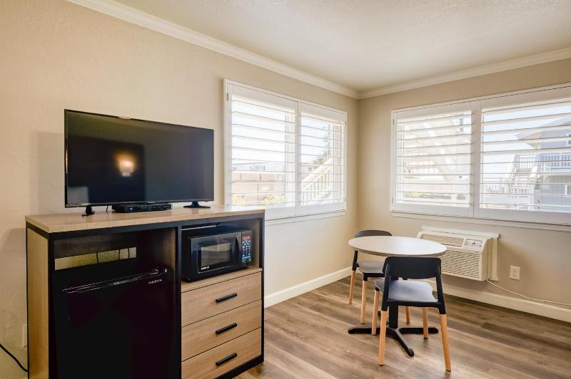 King Room - Non-Smoking image 3