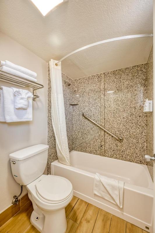 King Room - Non-Smoking image 1