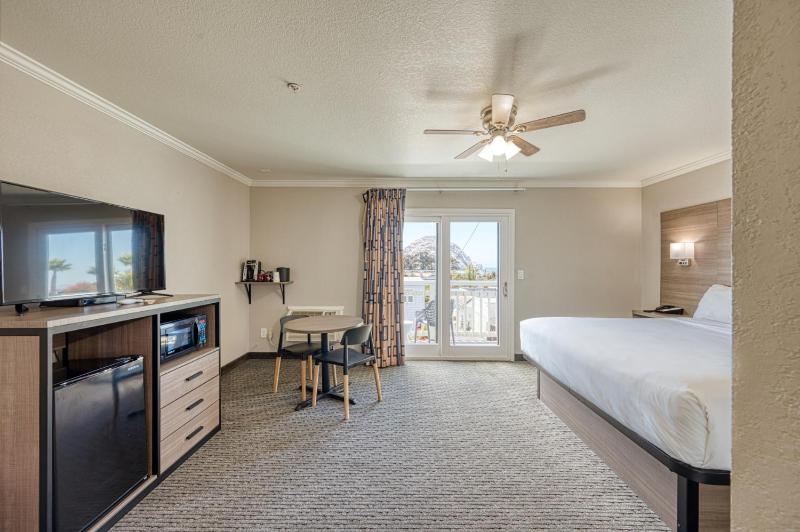 Deluxe King Room - Non-Smoking Ocean View image 4