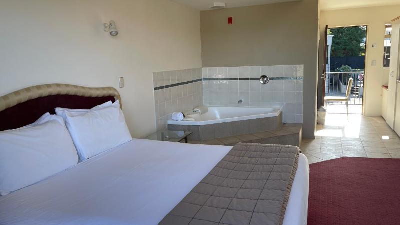 Chantillys Motor Lodge - image 3